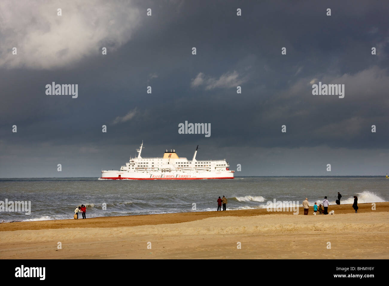 Fähre vor dem Strand von Ostende, Belgien Stockfoto