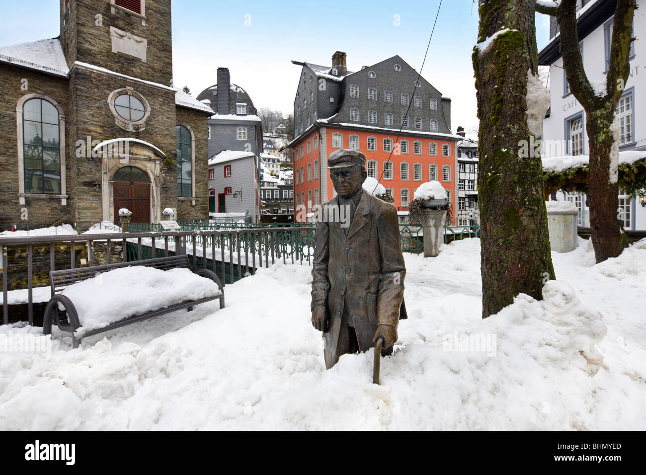 Statue im historischen Zentrum von Monschau am Fluss Rur im Winter im Schnee, Eifel, Nordrhein-Westfalen, Deutschland Stockfoto