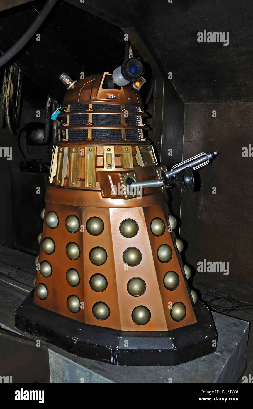 ein gold Dalek in einer dr.who-Ausstellung im Lands End in Cornwall, Großbritannien Stockfoto