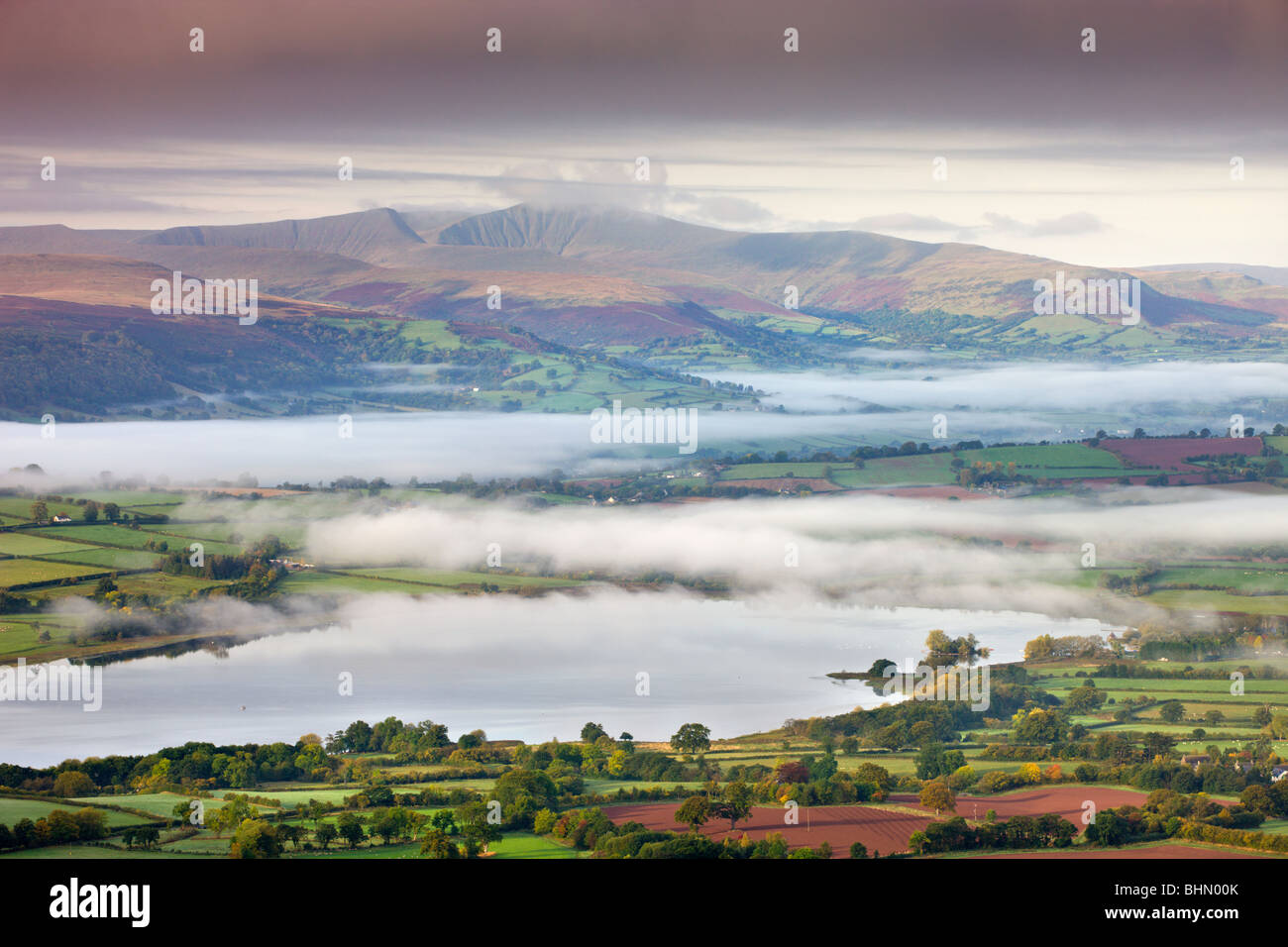 Pen Y Fan erhebt sich über einem nebelverhangenen Landschaft in der Nähe von Llangorse See, Brecon Beacons National Park, Powys, Wales, UK. Stockfoto
