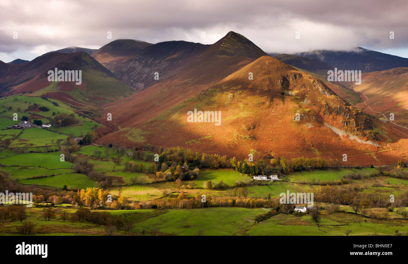 Newlands Valley und Causey Pike, Nationalpark Lake District, Cumbria, England. Herbst (November) 2009 Stockfoto