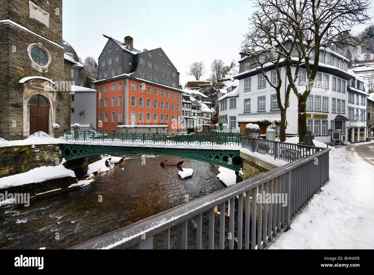 Historischen Zentrum von Monschau am Fluss Rur im Schnee im Winter, Eifel, Nordrhein-Westfalen, Deutschland Stockfoto