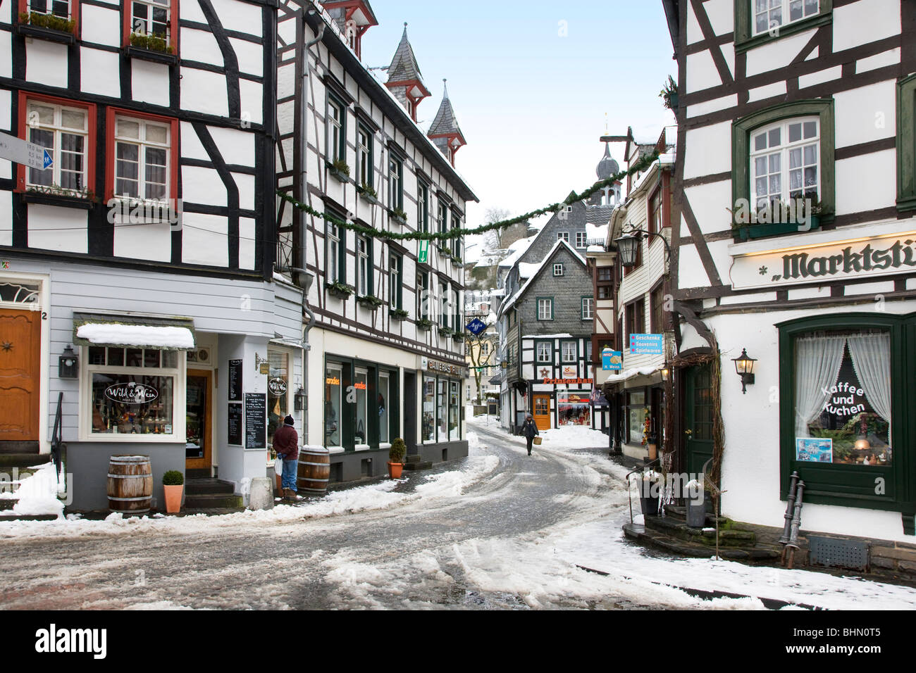 Historische Fachwerkhäuser im Zentrum von Monschau im Schnee im Winter, Eifel, Nordrhein-Westfalen, Deutschland Stockfoto
