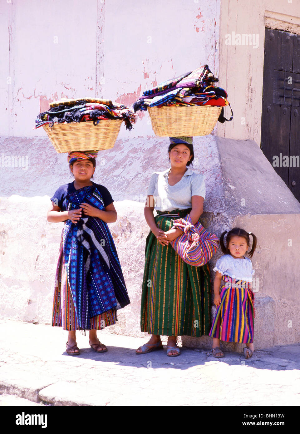 Einheimische Frauen mit Kindern, Sacatepequez, Republik Guatemala Stockfoto