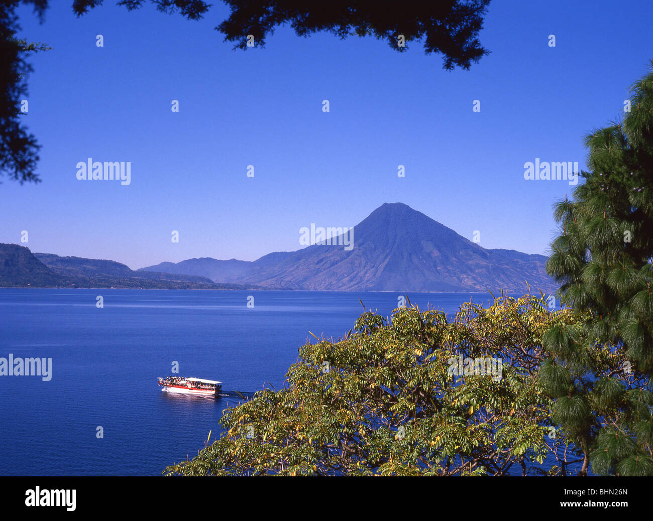 Lake Atitlán zeigt Volcán San Pedro, Solola Abteilung Republik Guatemala Stockfoto