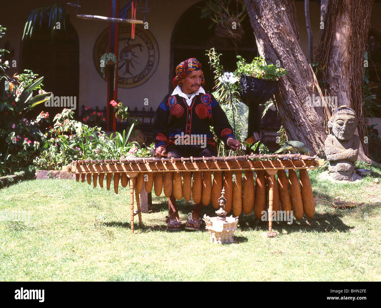 Lokale Mann spielen Musikinstrument, Santiago, Sacatepequez, Republik Guatemala Stockfoto