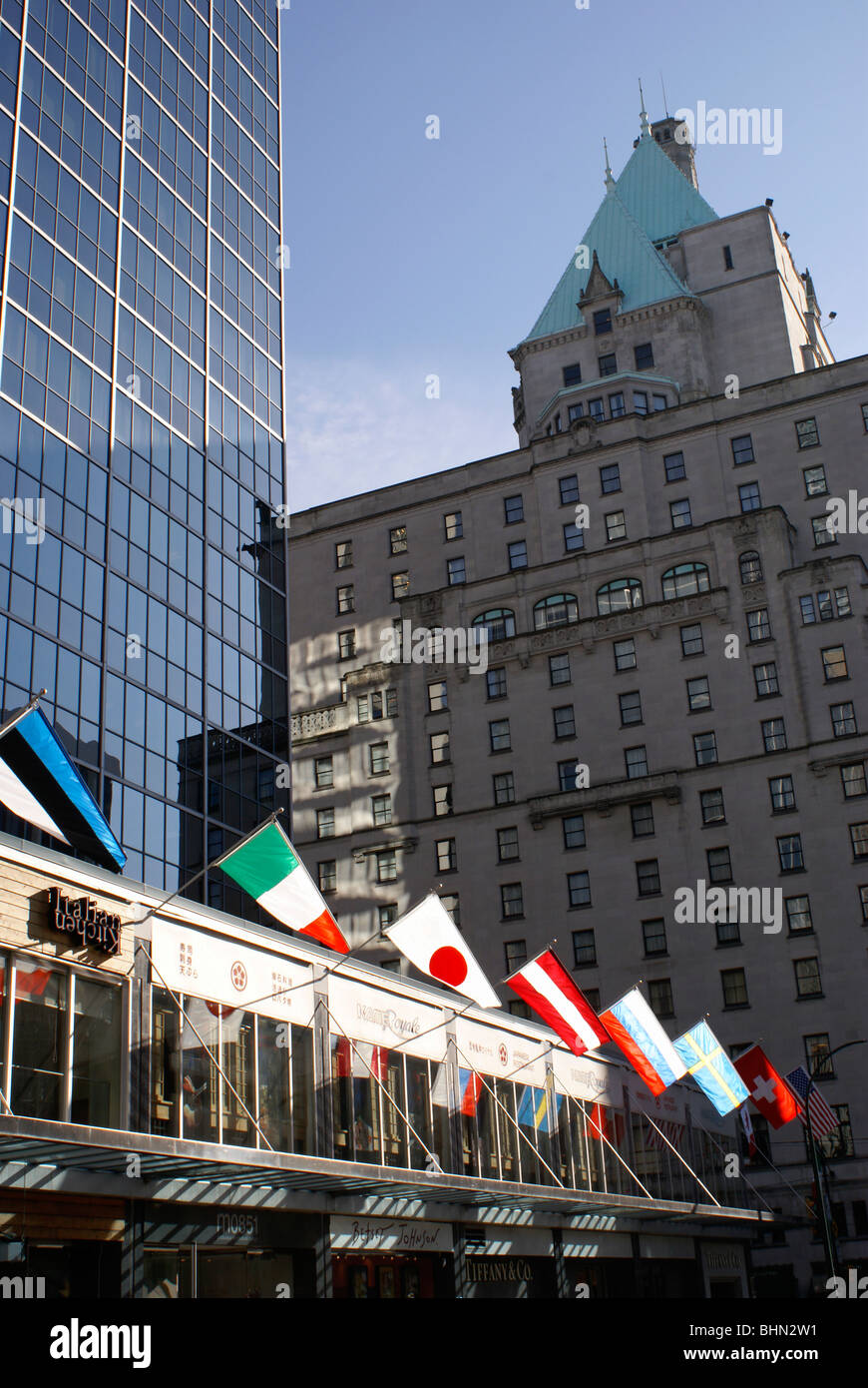 Fahnen aus verschiedenen Nationen außerhalb eines Gebäudes während der Winterspiele 2010, Vancouver, Britisch-Kolumbien, Kanada. Stockfoto