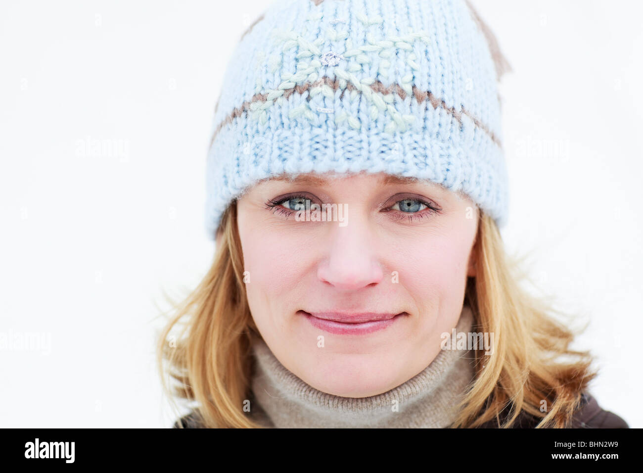 Porträt einer Frau in Winterkleidung gekleidet.  Winnipeg, Manitoba, Kanada. Stockfoto