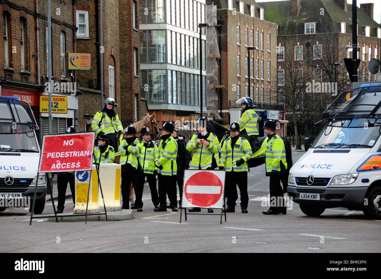 Polizei-Blockade außerhalb Emirates Stadion von Arsenal, Anhänger mit Holloway Road Station London England UK zu stoppen Stockfoto