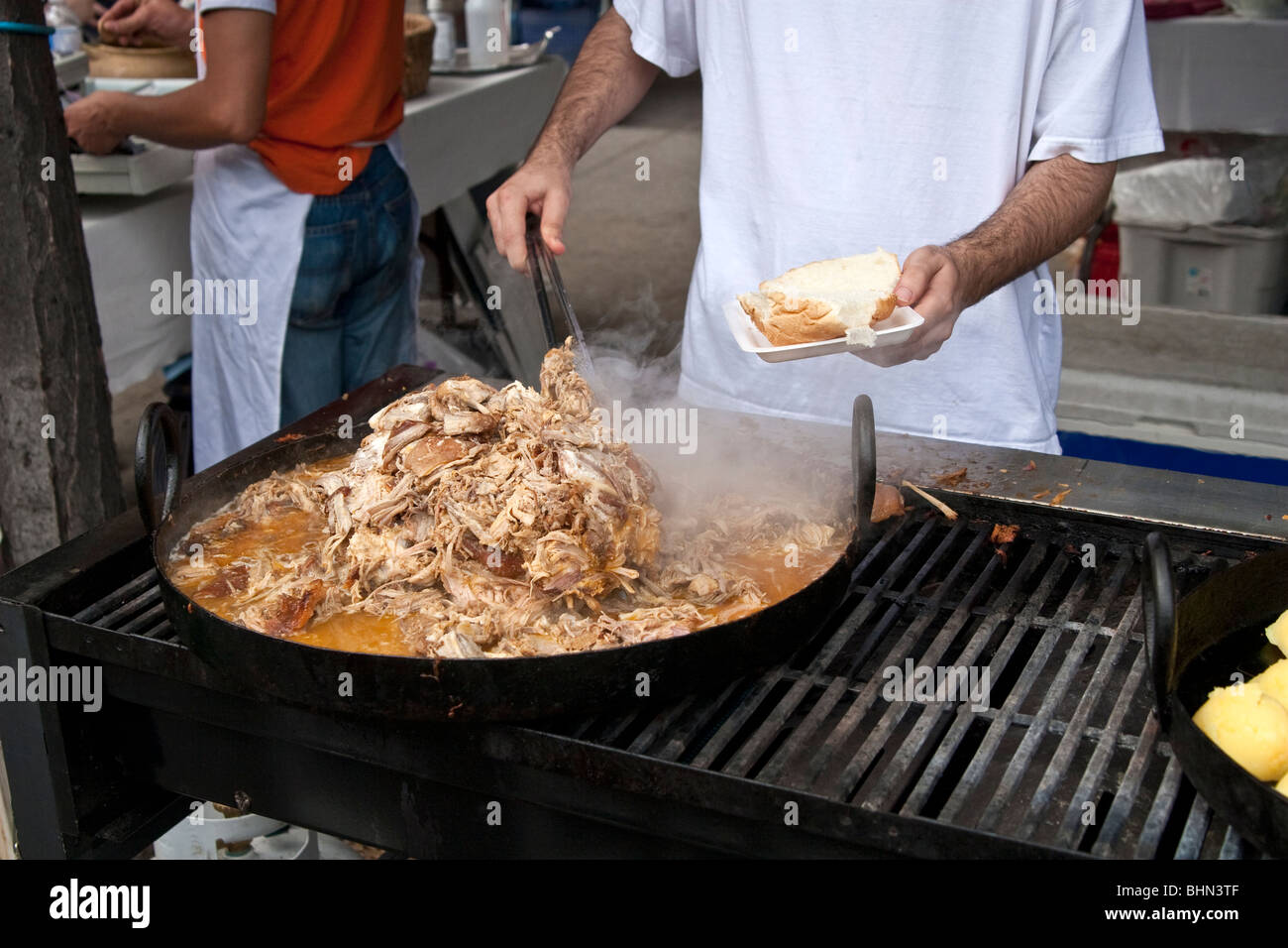 Mann Vorbereitung zog Schweinefleisch Sandwich auf einer Straße Messe, Toronto, Kanada Stockfoto