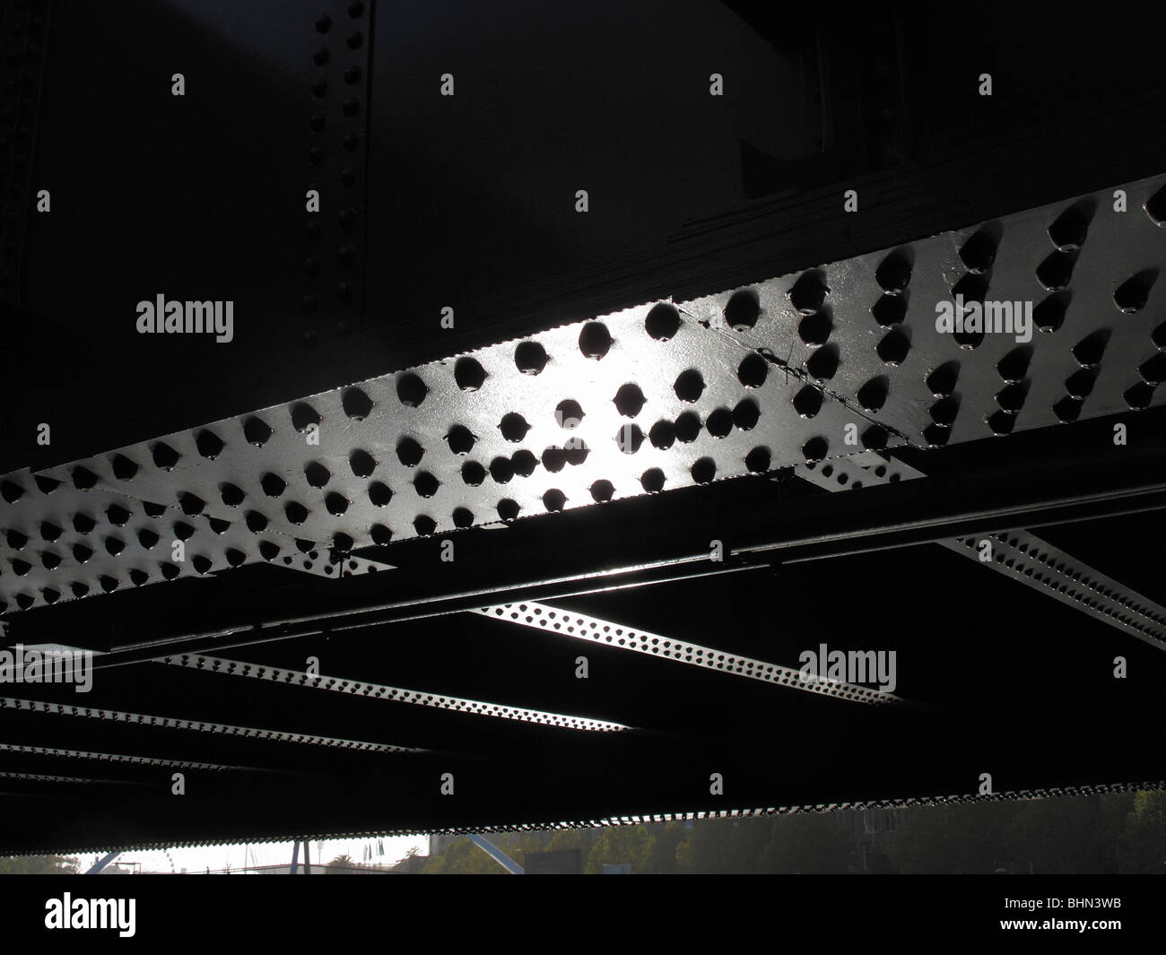 Nietköpfe aus Stahl auf einem Träger unter einer Brücke Stockfoto