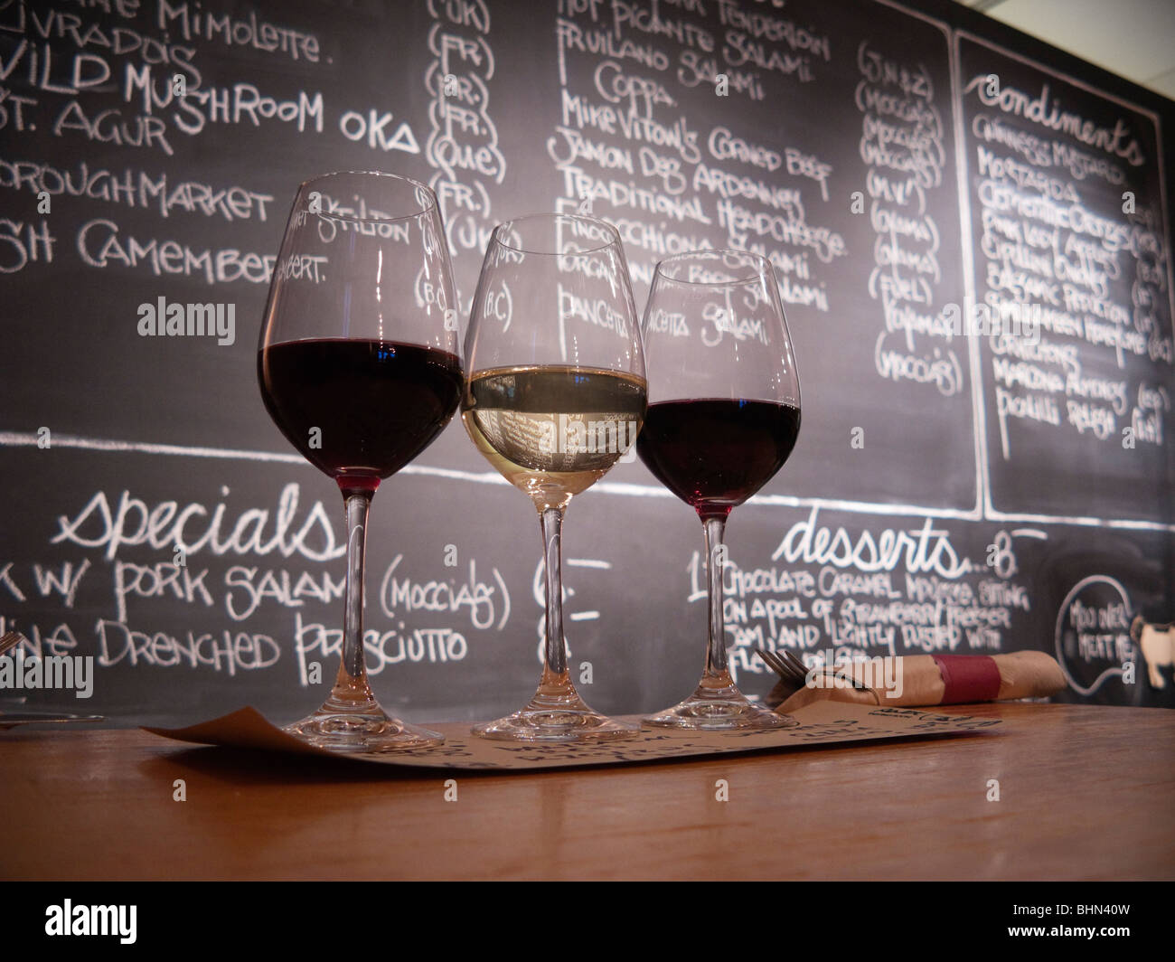 Weinprobe-Flug und Menü Board, Salt Tasting Room, Gastown, Vancouver, BC, Kanada Stockfoto