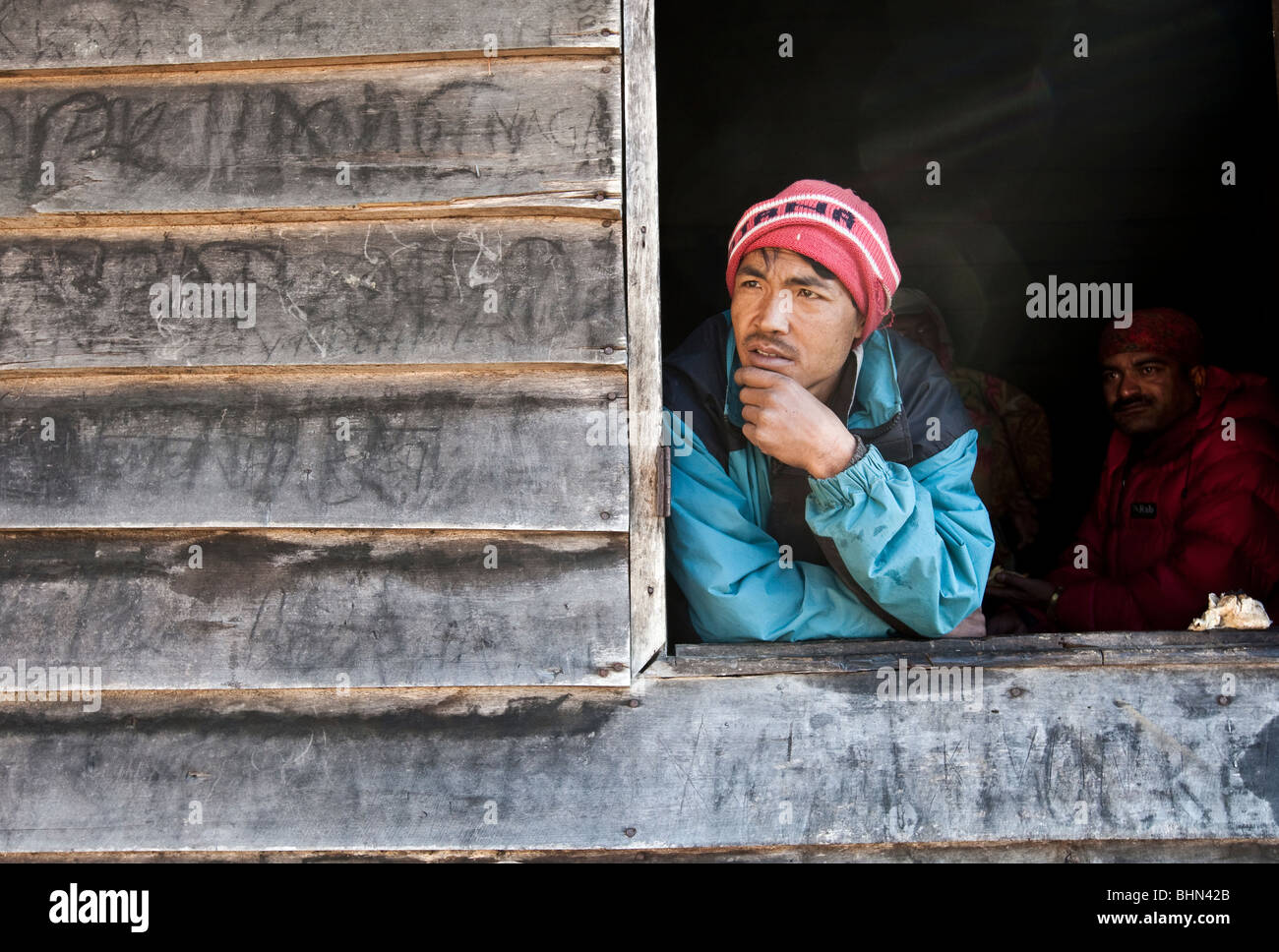 Ein Portier starrt aus einer Hütte im Himalaya-Gebirge in der nordöstlichen indischen Bundesstaates Sikkim. Stockfoto