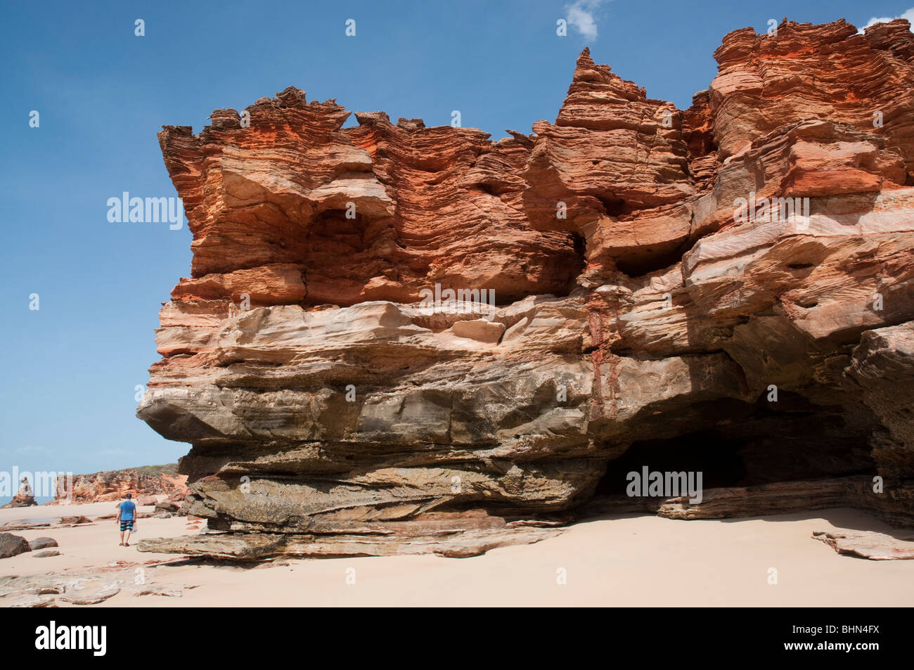 Zerklüftete rote Klippen und Sandsteinformationen am Echo Beach an der Westaustralischen Küste in der Nähe von Broome Stockfoto