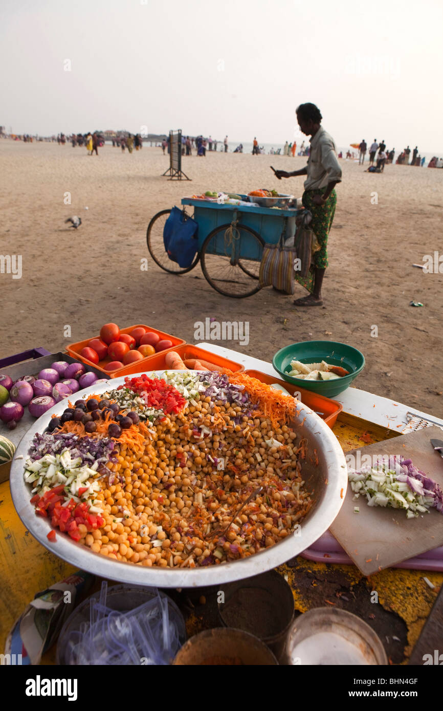 Indien, Kerala, Kovalam, Hawah (Eve) Strand Snack Verkaufsständen vorbereitet rohes Gemüse gemischt Stockfoto