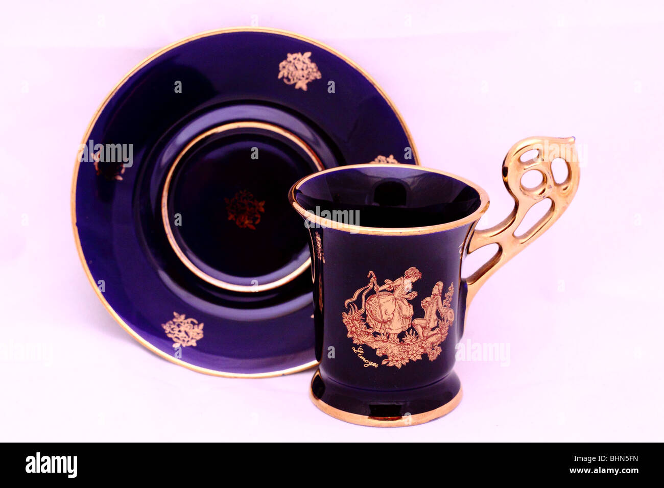 Kaffee-Tasse und Untertasse in Kobaltblau Limoges-Porzellan mit 22 Karat gold Dekoration Stockfoto