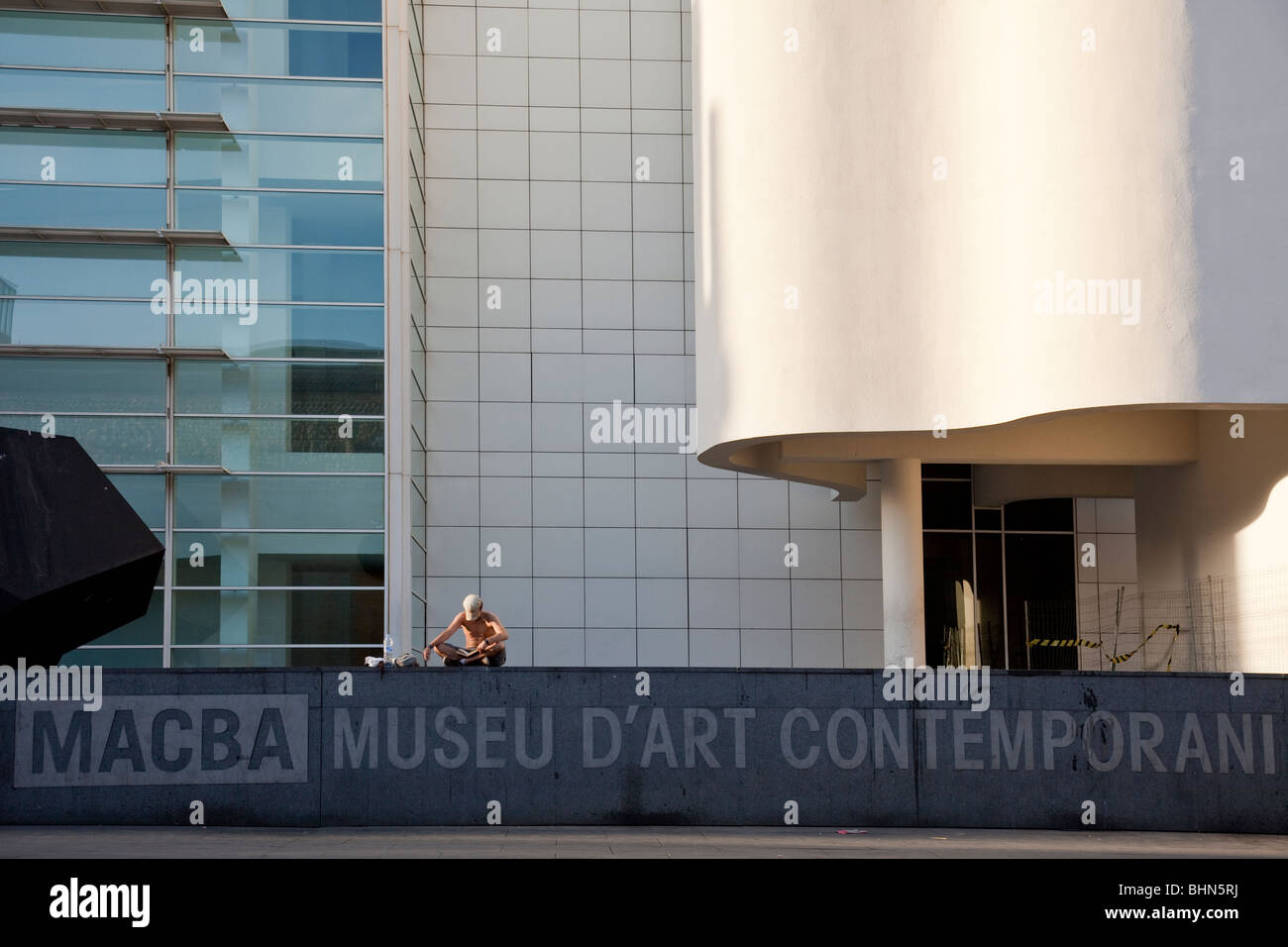 Mann liest ein Buch vor der zeitgenössischen Kunst-Museum von Barcelona. Stockfoto