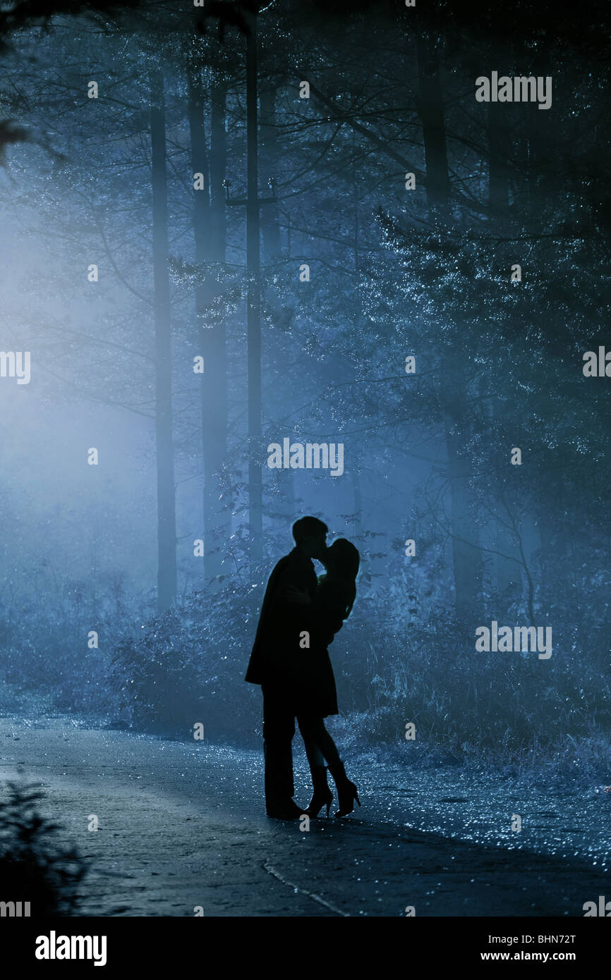 schöne Aufnahme des Küssens paar im Sonnenlicht Stockfoto