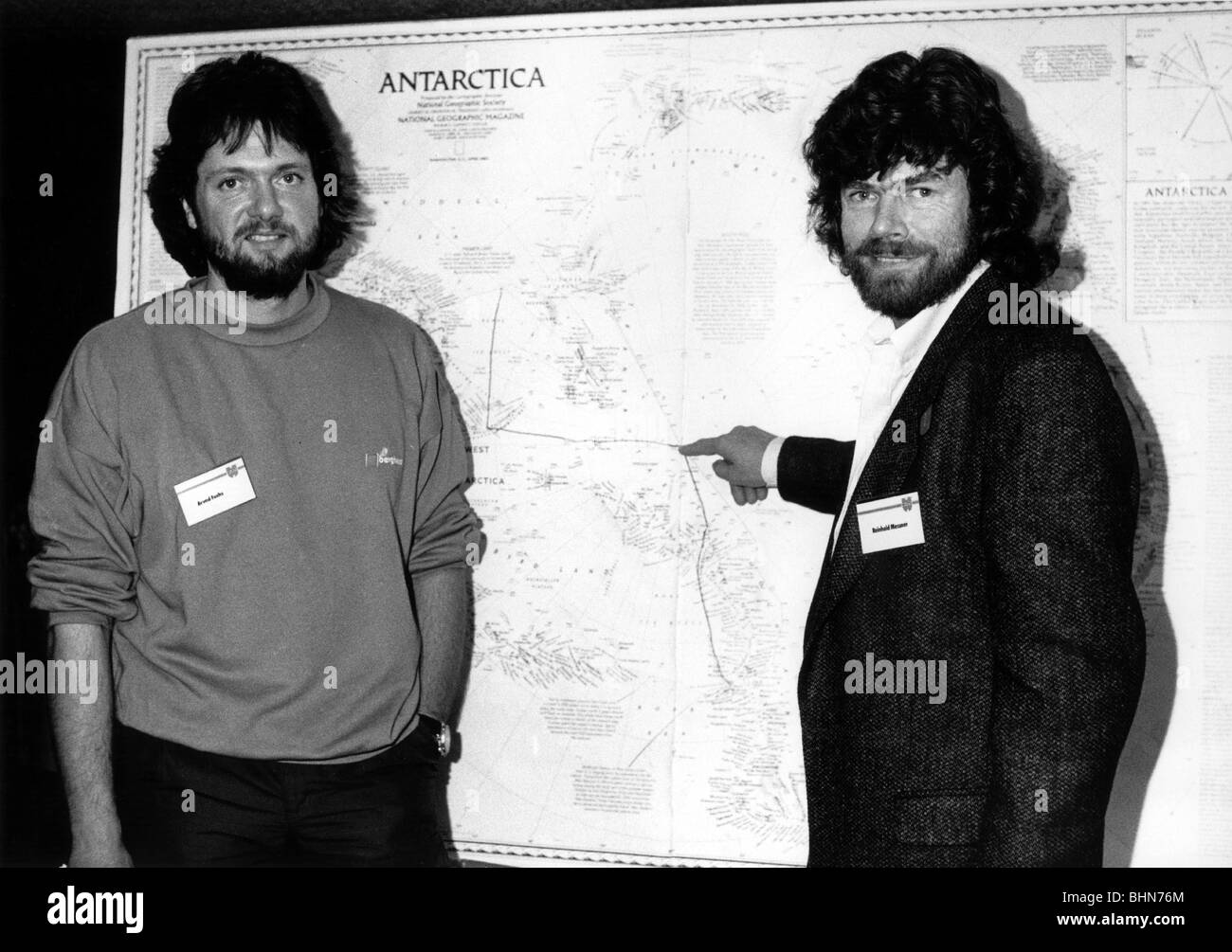 Messner, Reinhold, * 17.9.1944, italienischer Bergsteiger, halbe Länge, mit Arved Fuchs, davor auf einer Karte der Antarktis, 1980er Jahre, Stockfoto