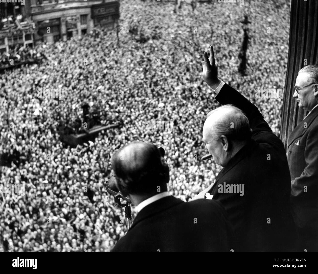 Churchill, Sir Winston 30.11.1874 - 24,1.1965, britischer Politiker, Premierminister 10.5.1940 - 16.7.1945, halbe Länge, während der Siegesfeier, London, 9.5.1945, Stockfoto