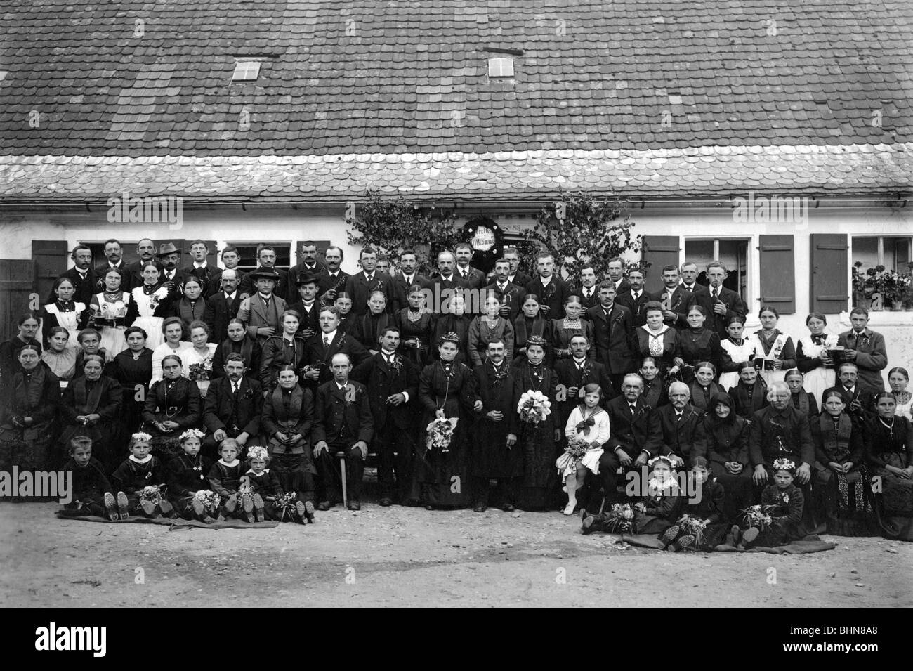Menschen, Familie, Großfamilie, Gruppenbild vor Haus, ca. 1900, Stockfoto