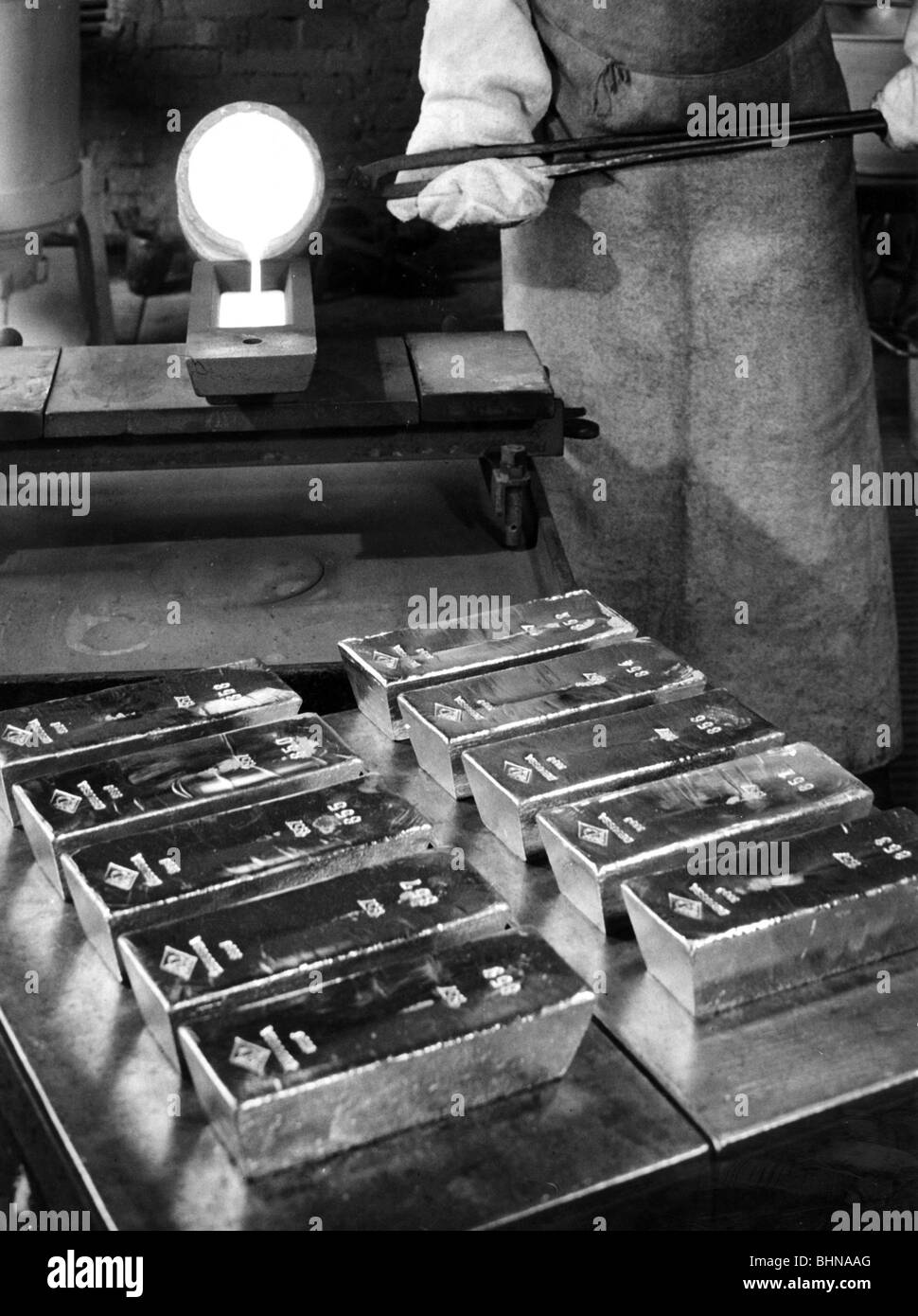 Metall, Gold, Goldbarren, Pinsel von 12,5 kg, Degussa, Frankfurt am Main, Deutschland, 1950er Jahre, Stockfoto