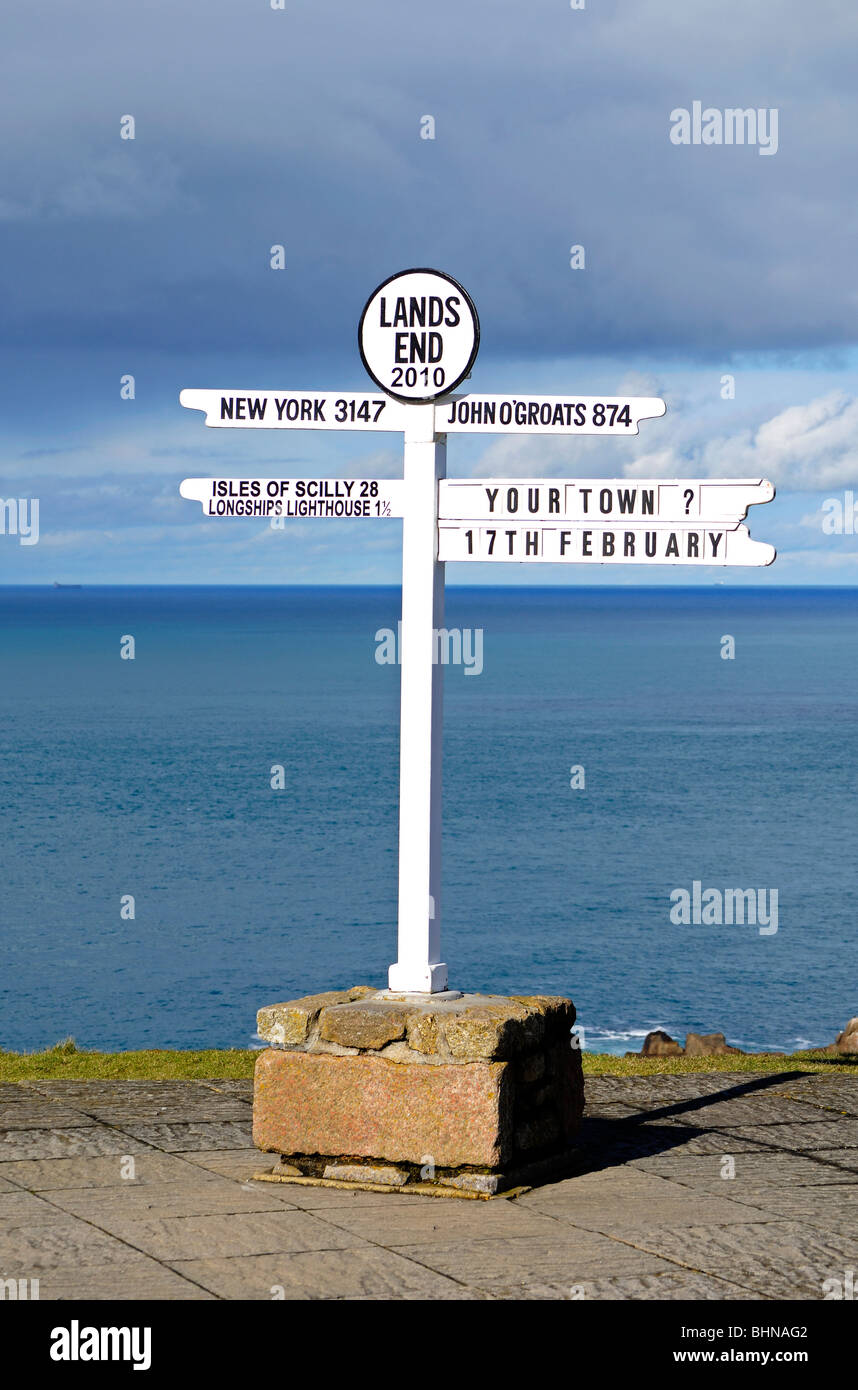 das touristische Kilometerstand Zeichen bei Lands End, Cornwall, uk Stockfoto