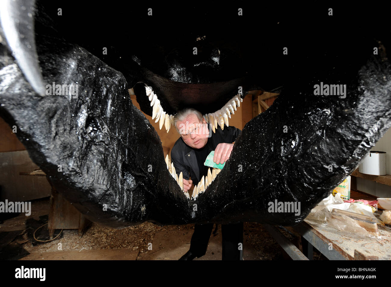 Barry Gibbs baut eine lebensgroße Modell ein Tyrannosauras Rex seine Sussex Dinosaur Museum in der Nähe von Chichester UK Stockfoto