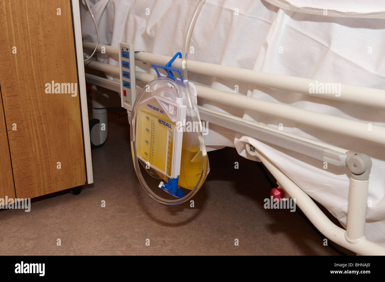 Krankenhaus Katheter Urinbeutel auf Seite des Bett geschnallt  Stockfotografie - Alamy