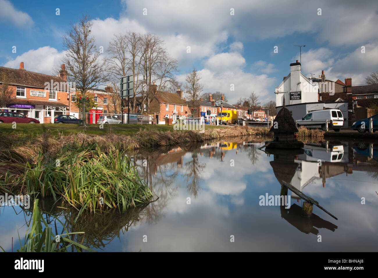 Hampshire Dorf von Hartley Wintney spiegelt sich in dem Dorf Duckpond, Uk Stockfoto