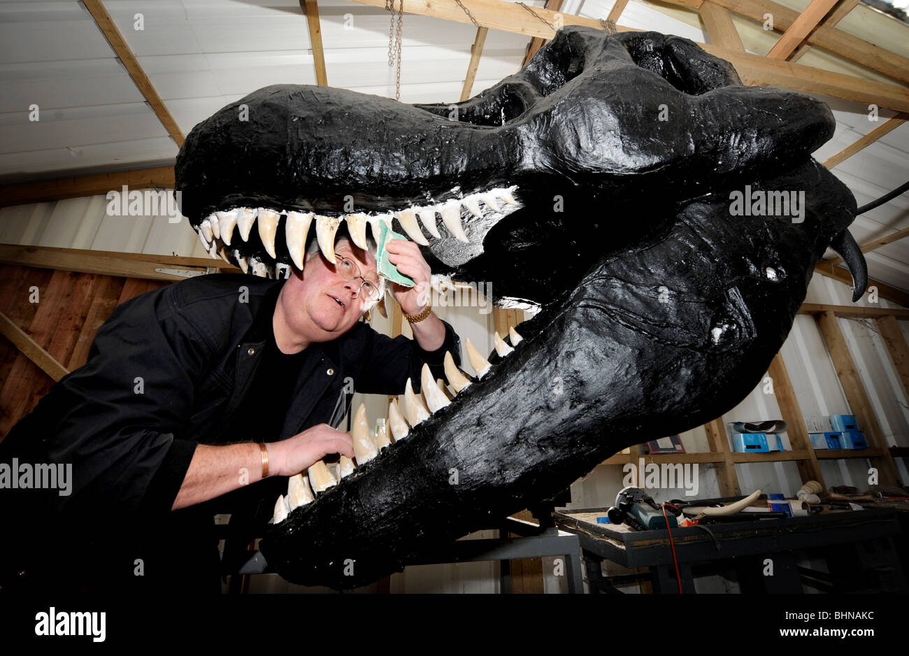 Barry Gibbs baut eine lebensgroße Modell ein Tyrannosauras Rex seine Sussex Dinosaur Museum in der Nähe von Chichester UK Stockfoto