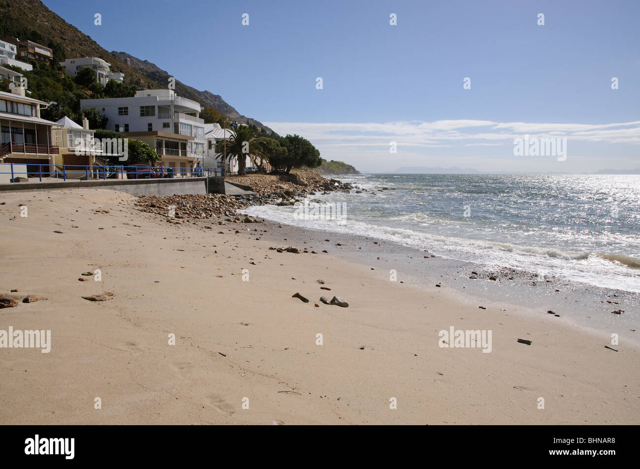 Bikini Beach in Gordons Bay Südafrika gestimmt, eine Strand mit blauer Flagge und eine des südlichen Afrikas ist am besten an der False Bay gelegen Stockfoto