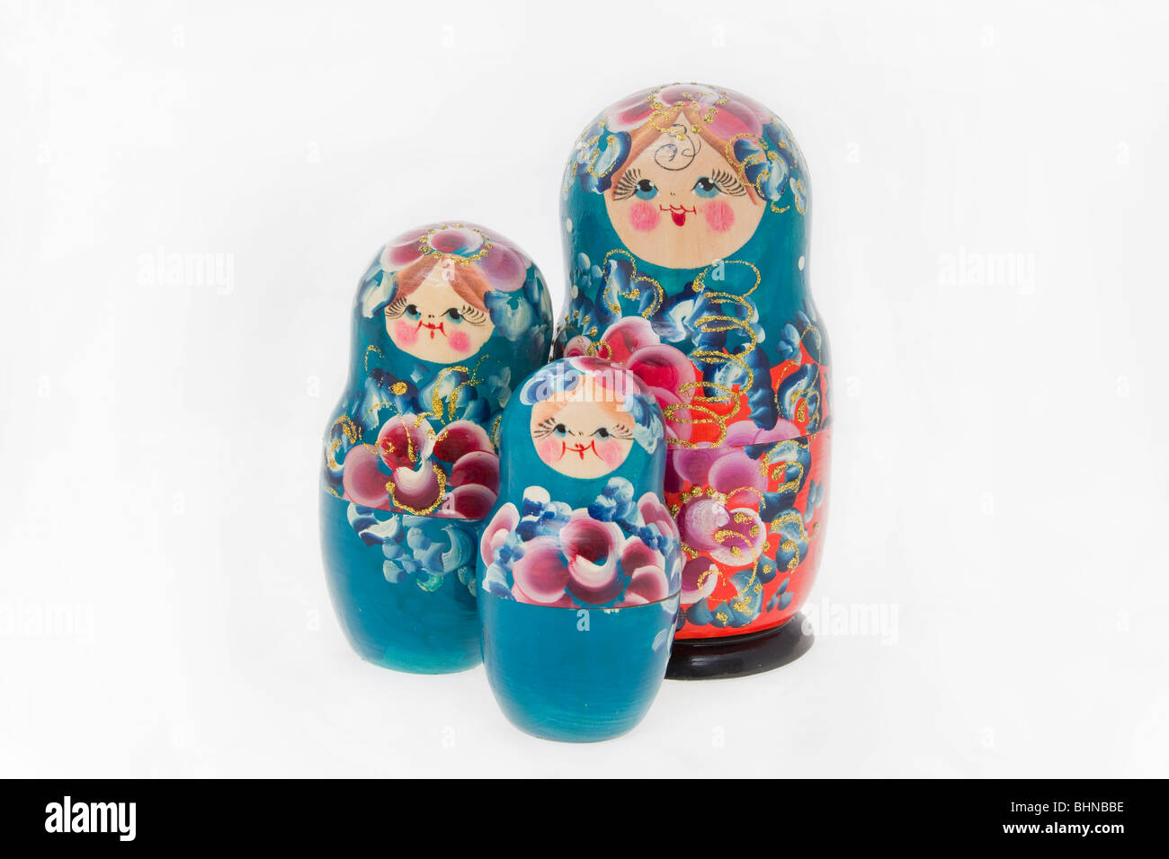 3 Matroschka (Babushkah auch Babooshka) Puppen in verschiedenen Größen auf weißem Hintergrund Stockfoto