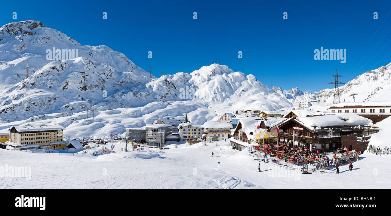 Panoramablick auf das Zentrum des Ferienortes St. Christoph aus den Ski Pisten, Skigebiet Arlberg, Vorarlberg, Österreich Stockfoto