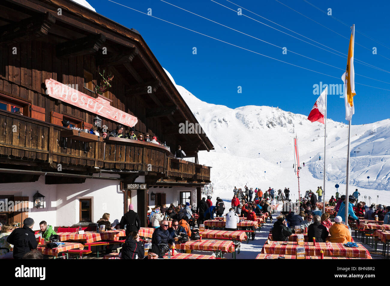 Die Hospiz Alm Bergrestaurant am unteren Rand der Piste in St. Christoph, Skigebiet Arlberg, Vorarlberg, Österreich Stockfoto
