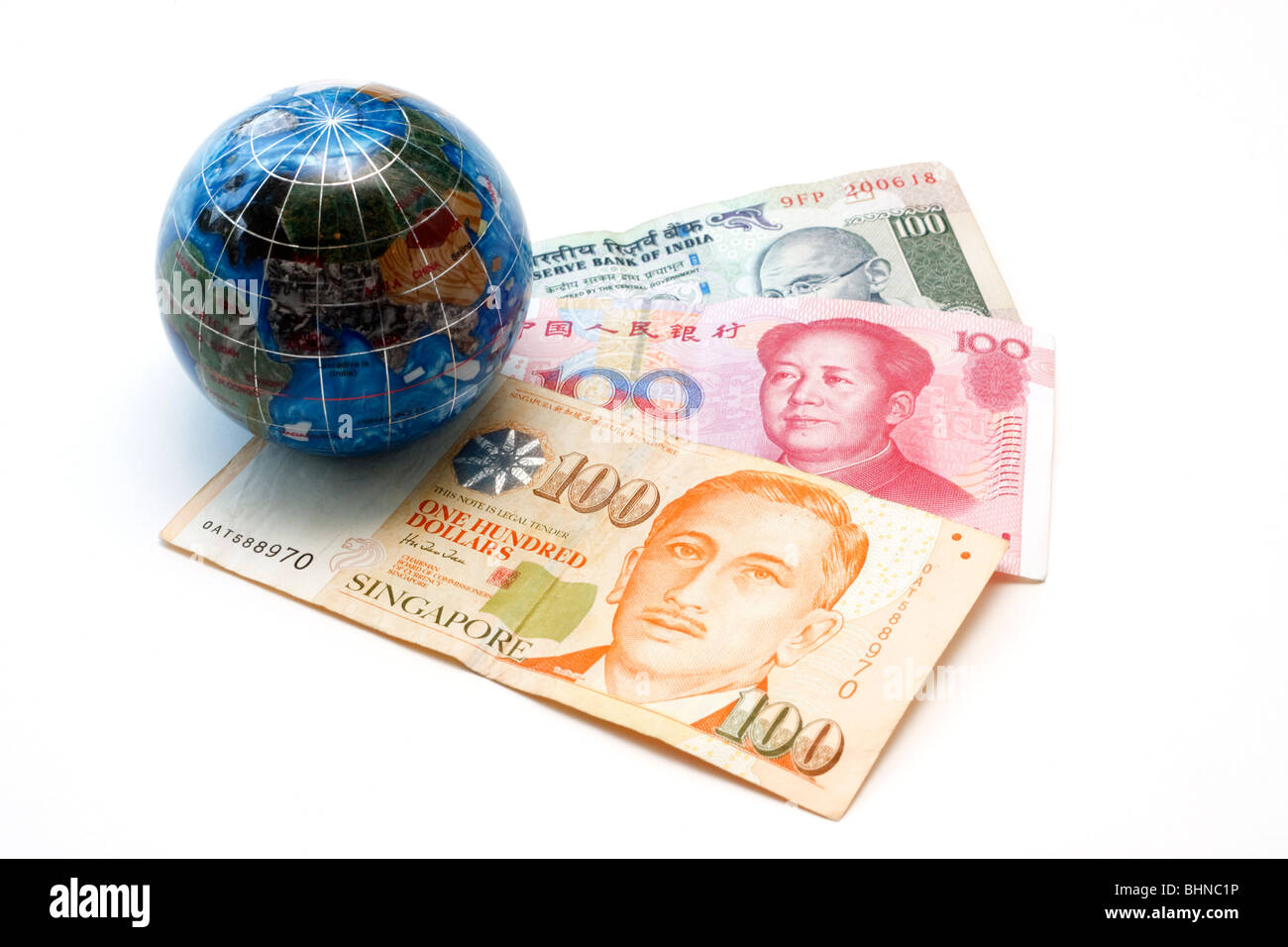 Asiatische Währungen mit Miniatur-Welt. Singapur 100 Dollarschein, chinesische 100 Yuan und indischen 100 Rupien. Stockfoto