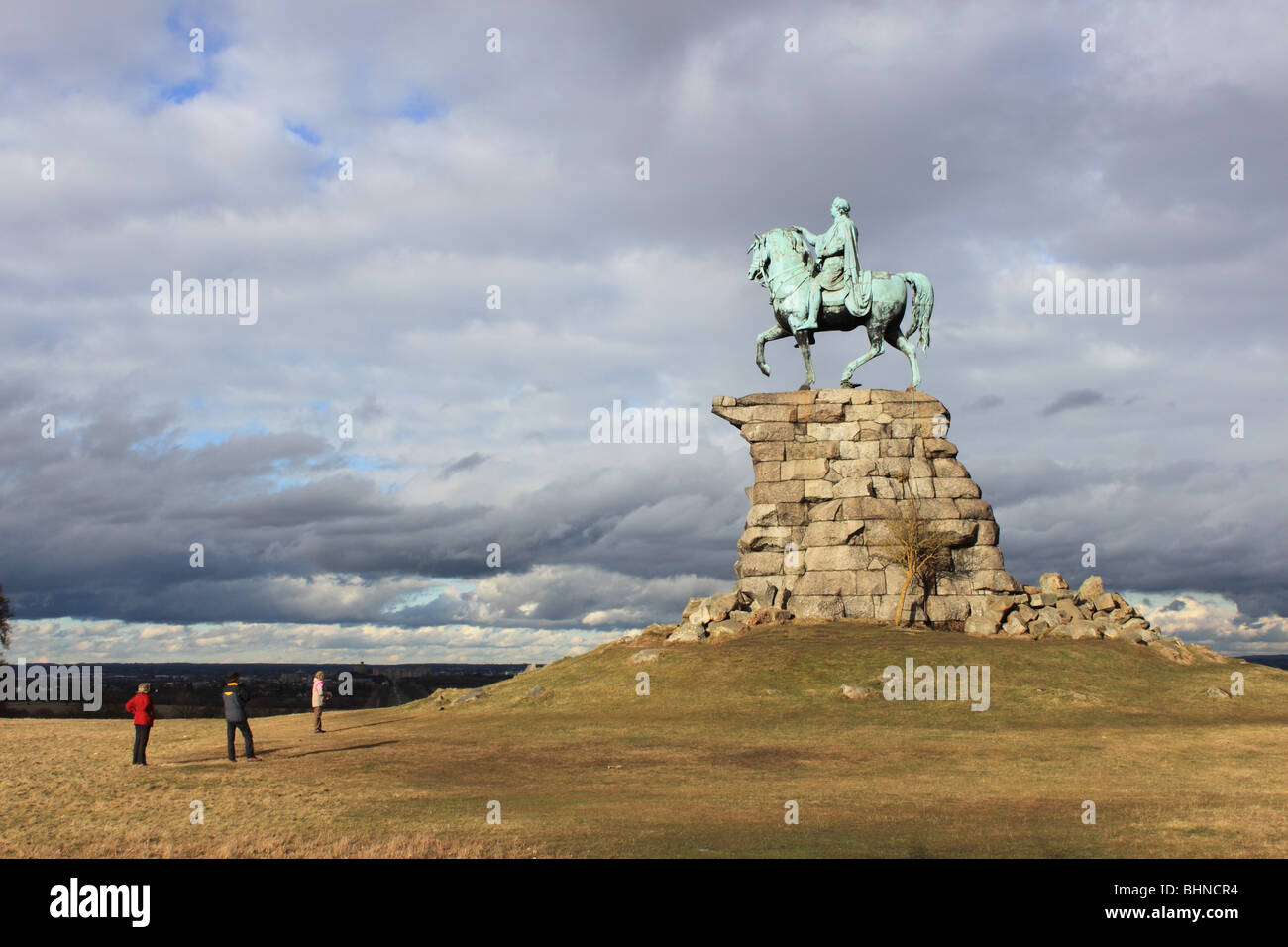 Die Copper Horse equestrian Statue von König Georg III., der sieht die Lange zum Schloss Windsor von Snow Hill, Windsor Great Park, England, UK zu Fuß Stockfoto