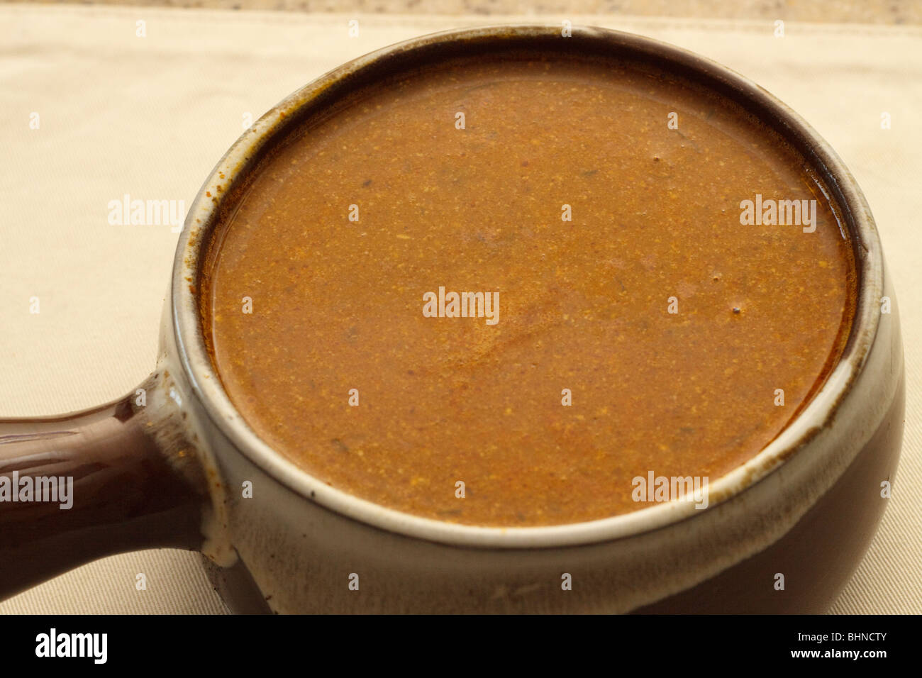 Würzige hausgemachte Suppe in einem Topf Stockfoto