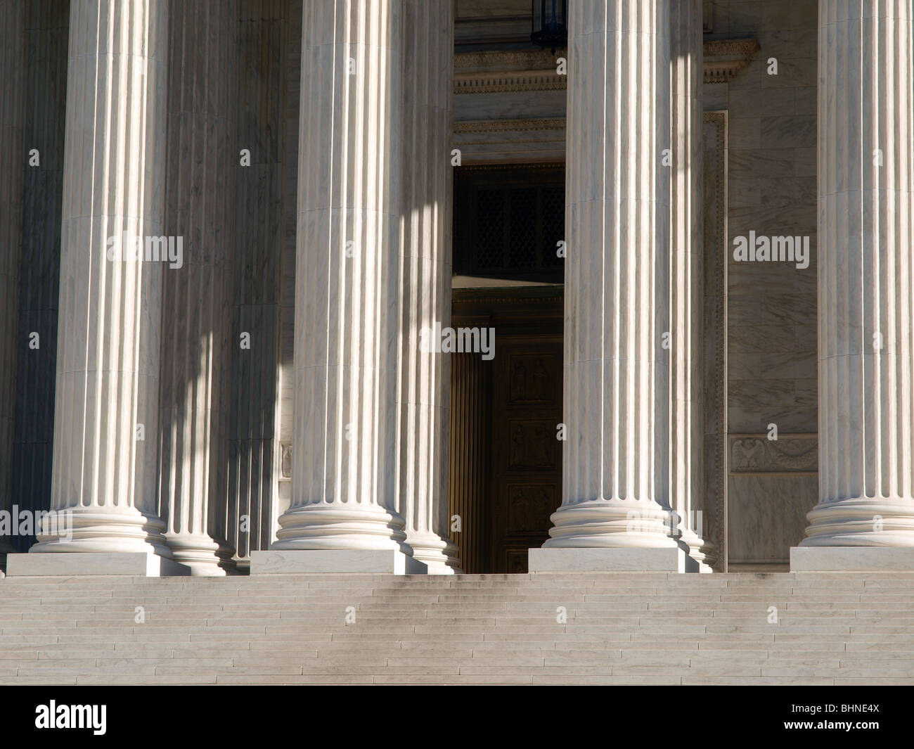 Säulen der Gerechtigkeit bei der US Supreme Court Gebäude in Washington DC. Stockfoto