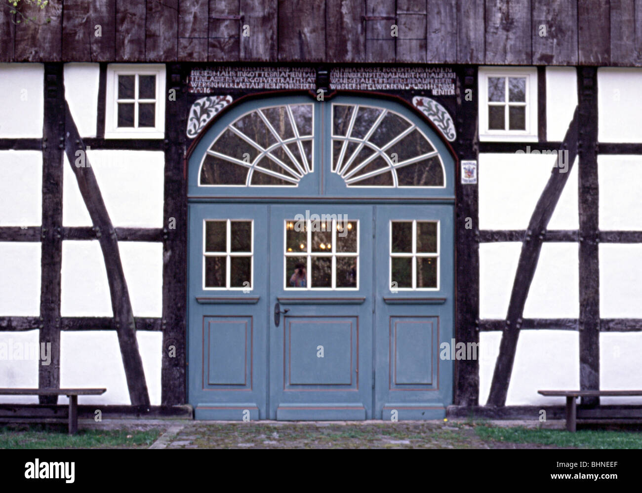 Holztür in einem Bauernhaus-Museum Bielefeld Stockfoto