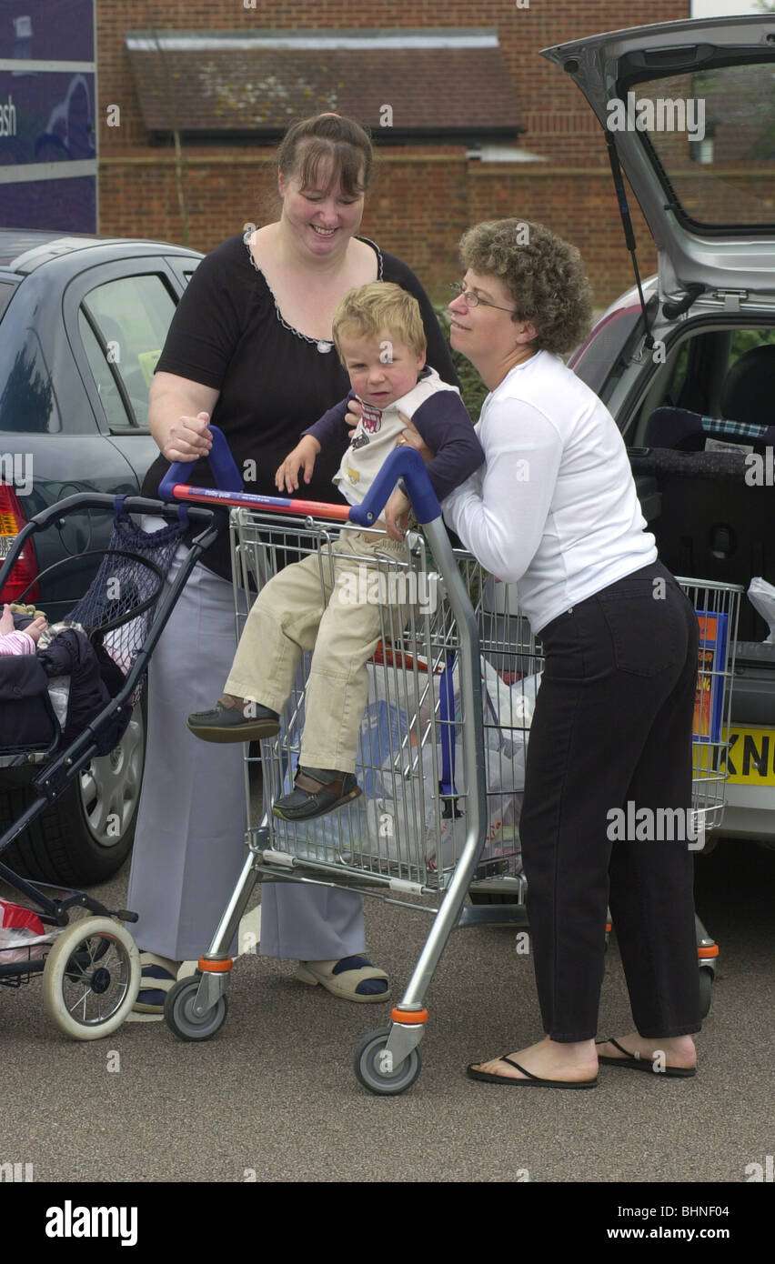 Verpacken Sie die wöchentliche Shop und Familie ins Auto bei Sainsburys UK Stockfoto