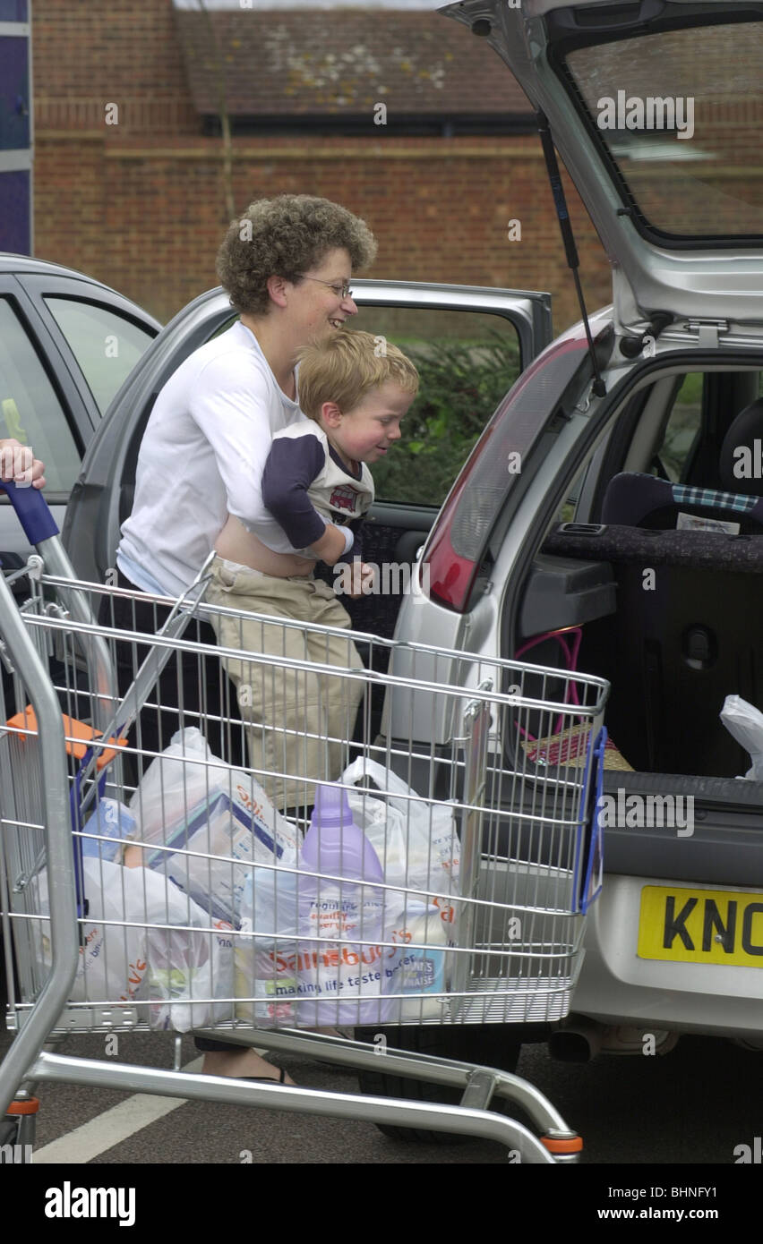 Verpacken Sie die wöchentliche Shop und Familie ins Auto bei Sainsburys UK Stockfoto