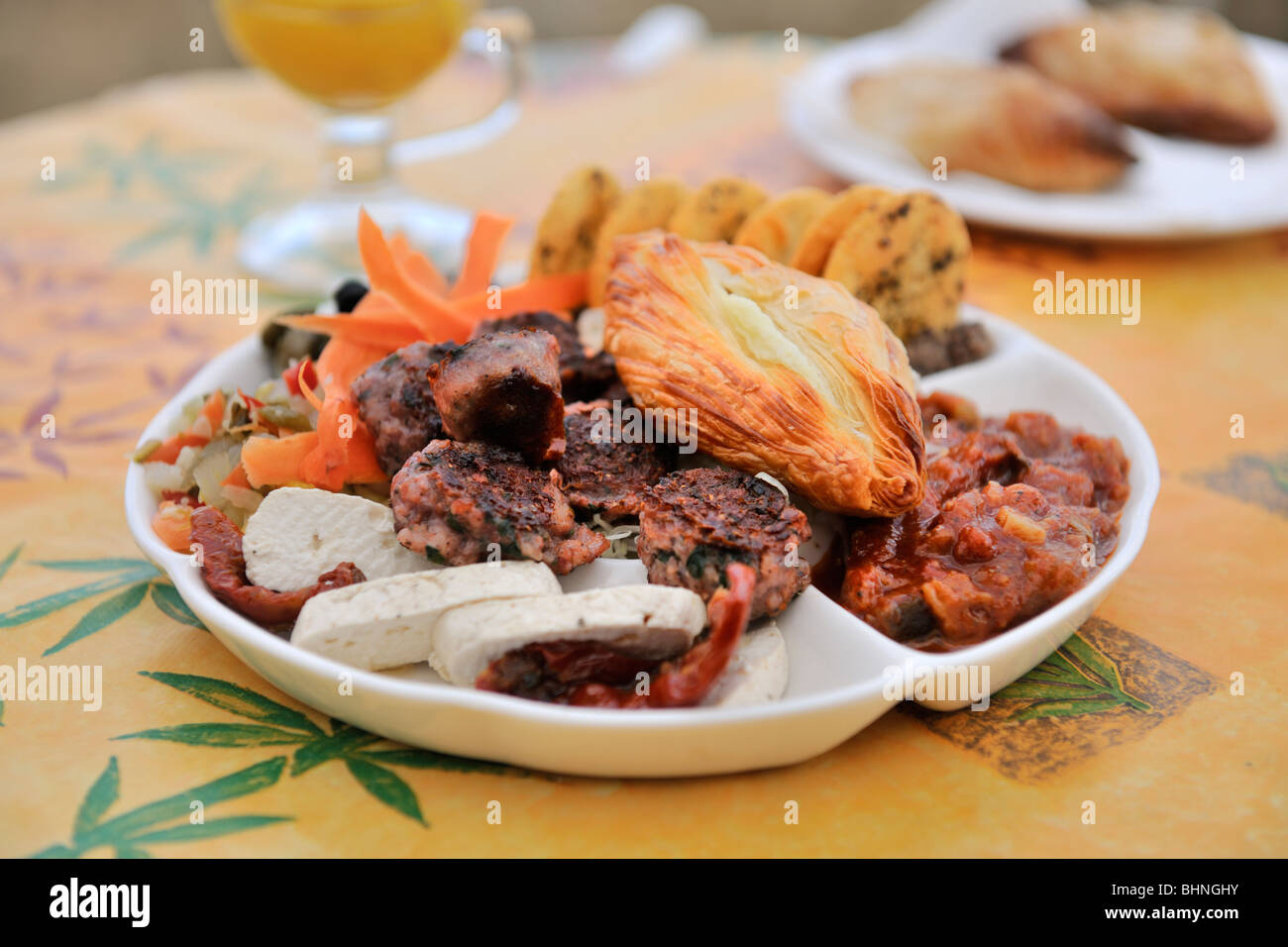 Maltesische Küche Teller, Pastizzi, Wurst, Ziegenkäse Stockfoto