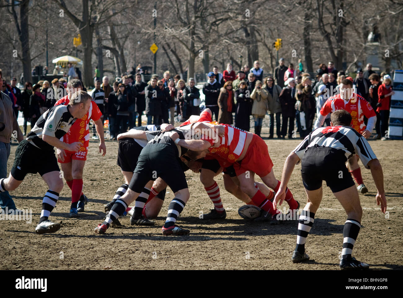 Ehemaliger Rugby-Spieler aus der Gascogne Frankreich spielen gegen französische Köche aus US-Küchen im Central Park in New York Stockfoto