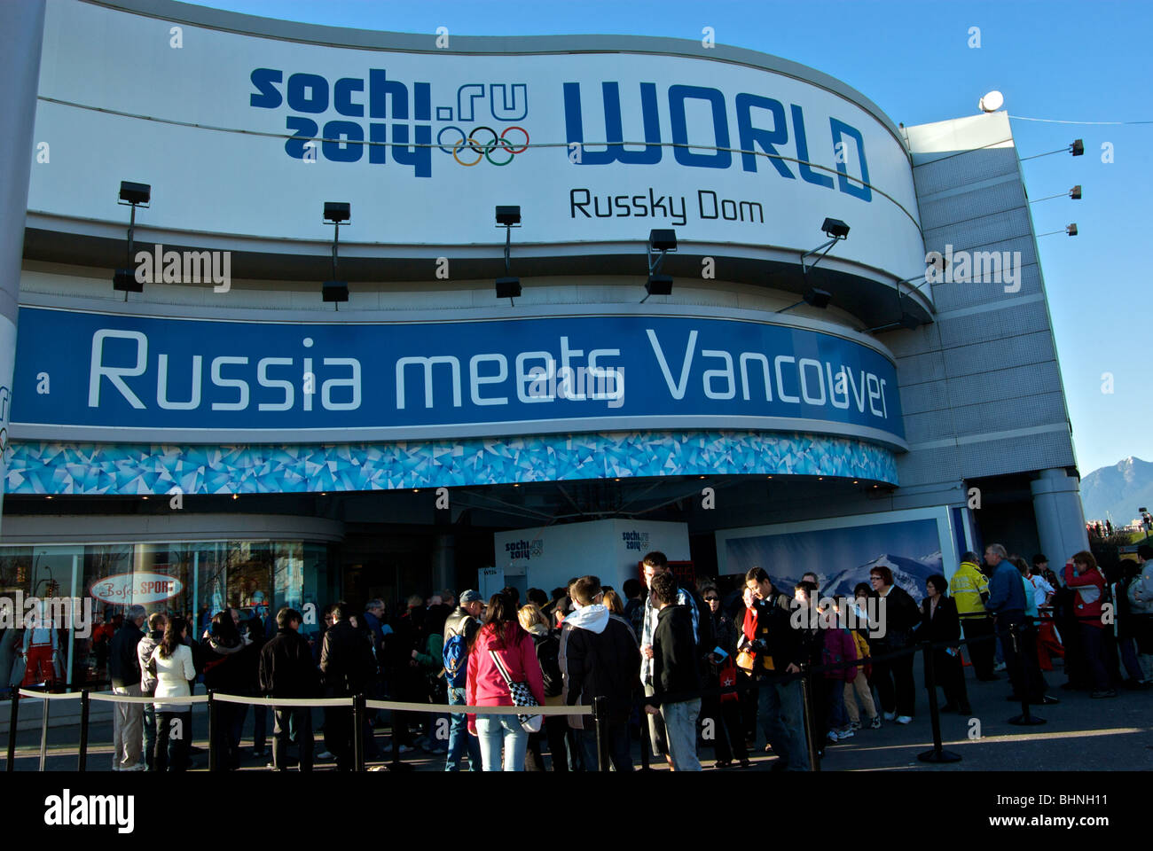 Großes Schild über Masse auf Russland Haus Förderung der russischen Olympia-Gelände in Sotschi 2014 während der Olympischen Winterspiele 2010 Vancouver Stockfoto