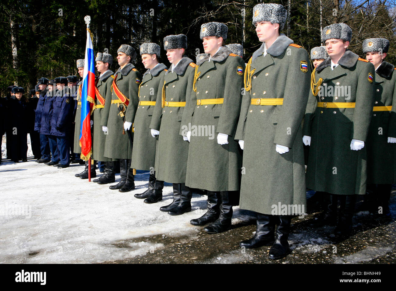 Polizei und Armee jüngstere Söhne während der 41. Begehung des Yuri Gagarins Tod bei Novoselovo, Russland Stockfoto