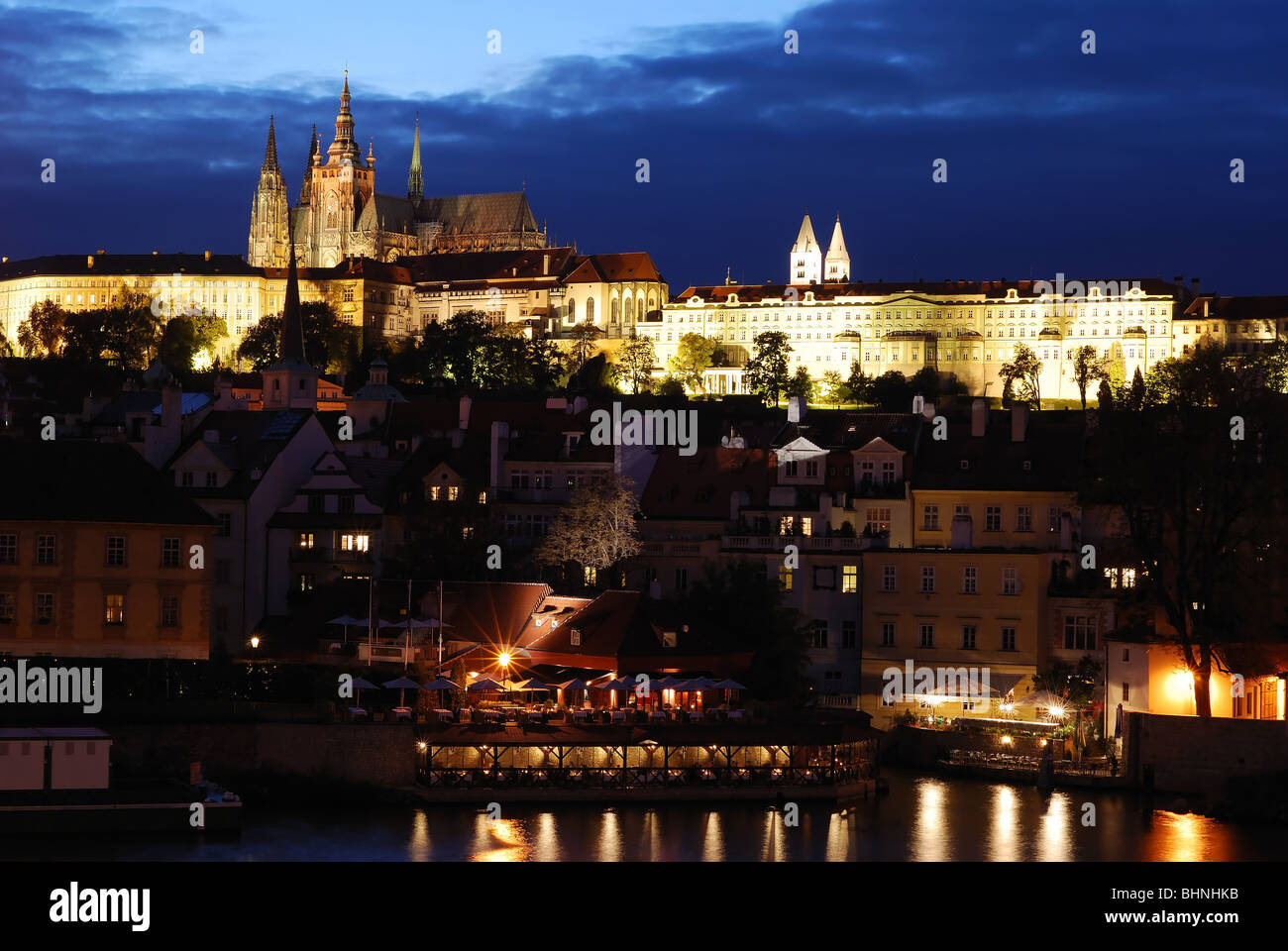 Prag bei Nacht mit Licht, Blick auf Karlsbad Brücke Stockfoto