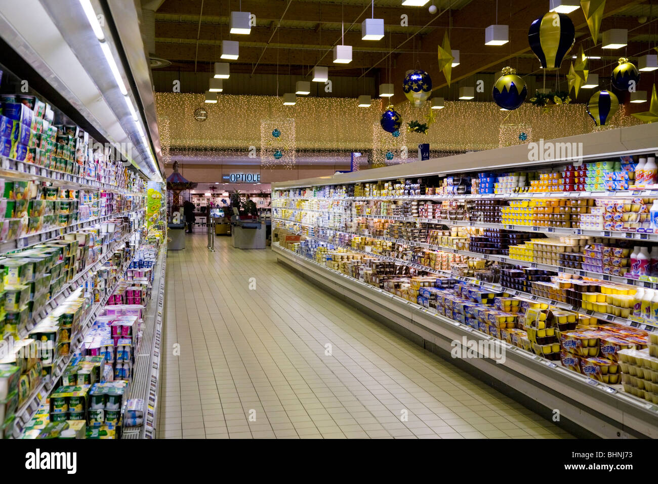 Eine Anzeige der Lebensmittel- und Milchindustrie Produkt / Produkte im Kühler Schrank Kühlschrank / Kühlschränke in einem französischen Supermarkt. Frankreich. Stockfoto