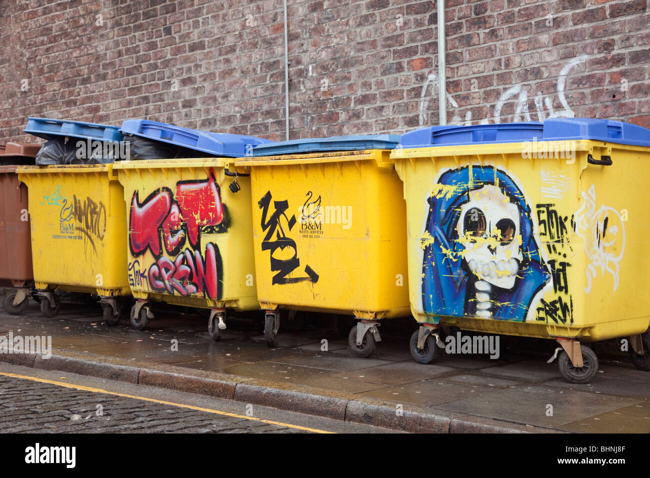 England, UK, Großbritannien. Graffiti auf gelb springt in städtischen Straße Stockfoto