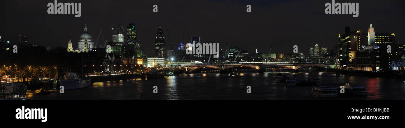 Panoramablick auf die Themse-Skyline bei Nacht von St. Pauls Kathedrale, City, Denkmal, Blackfriars Bridge, Canary Wharf Stockfoto